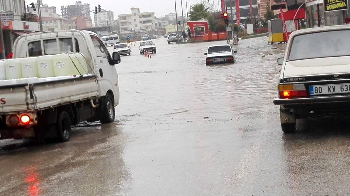 Osmaniye\'de şiddetli yağmur su baskınlarına neden oldu