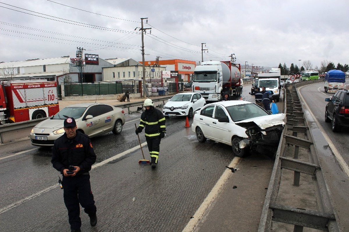 Otomobil demir bariyerlere çarptı: 1 yaralı