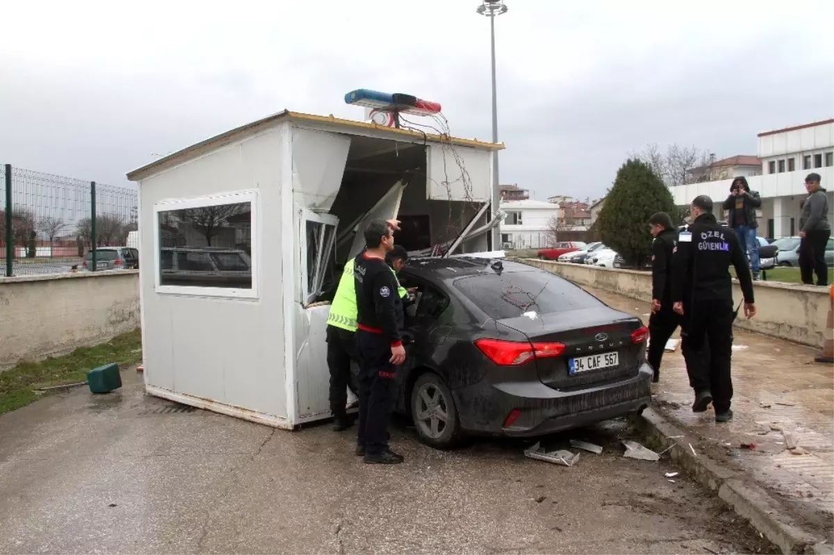 Otomobil güvenlik kulübesine girdi: 5 yaralı