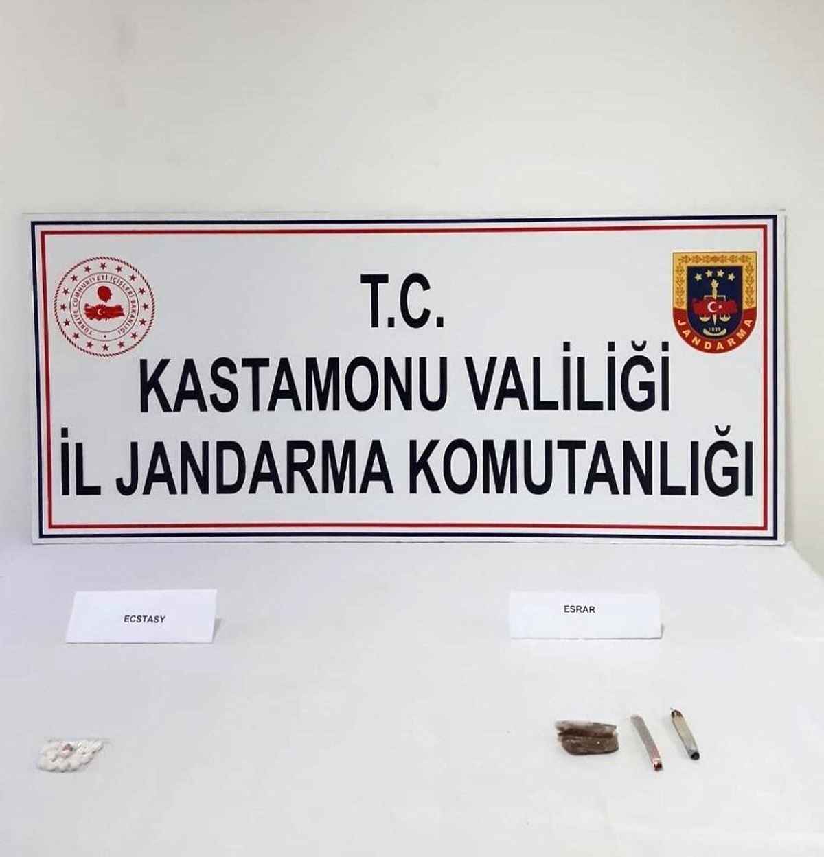 Otomobilde uyuşturucu kullanırken jandarmaya yakalandı