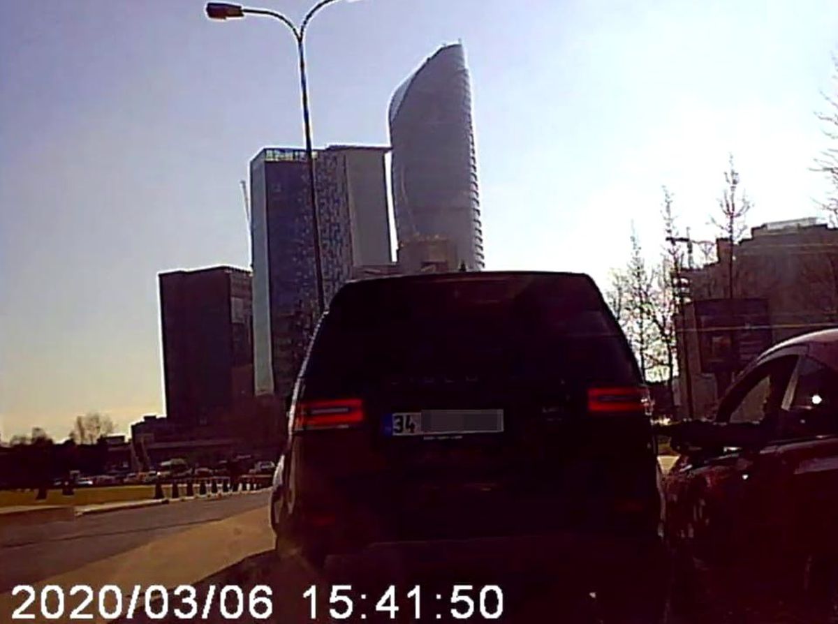 (Özel) İstanbul\'da inatçı sürücülerin yol kavgası kamerada