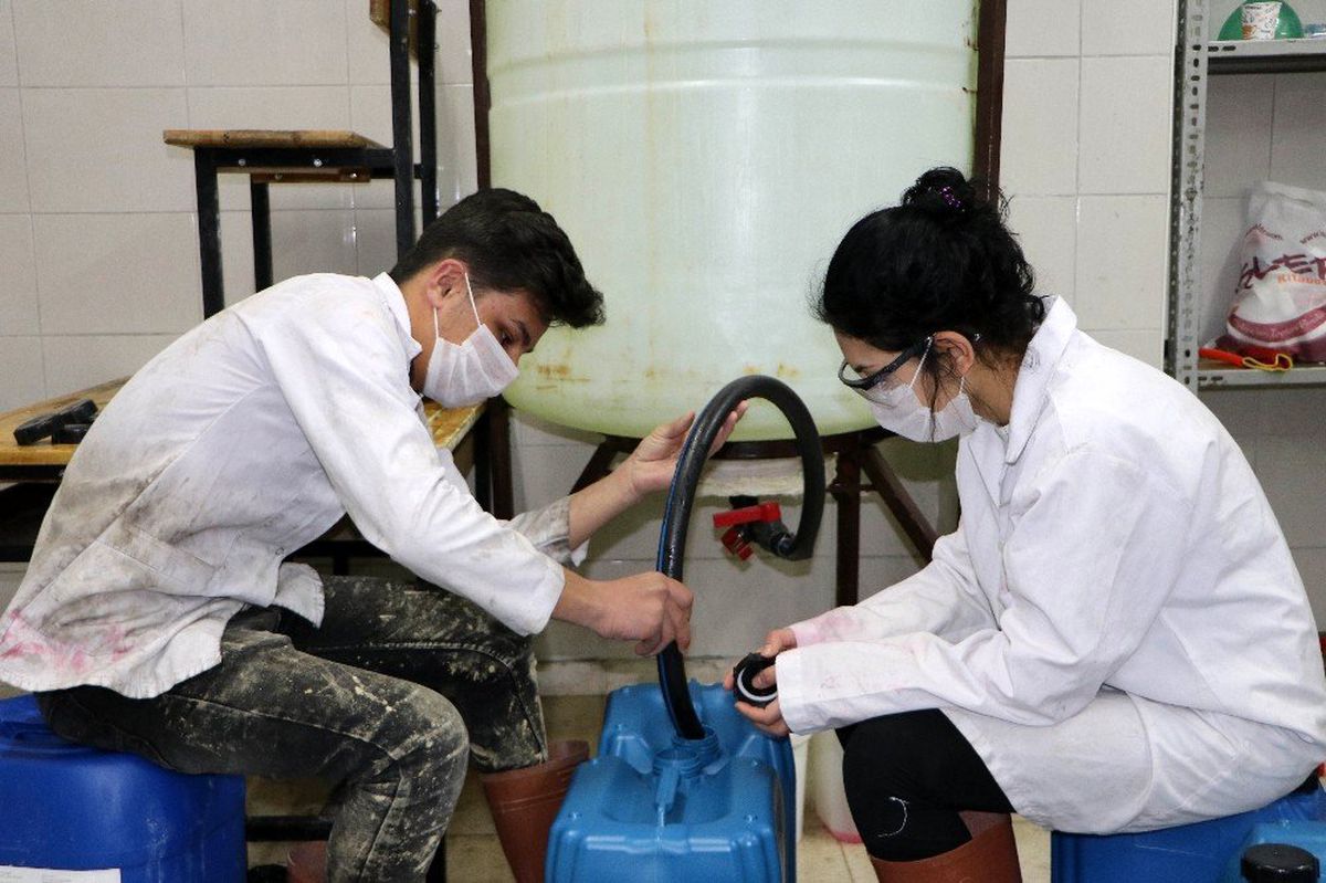(Özel) Liseli öğrenciler 545 ton dezenfektanı yetiştirmek için fabrika gibi çalışıyor