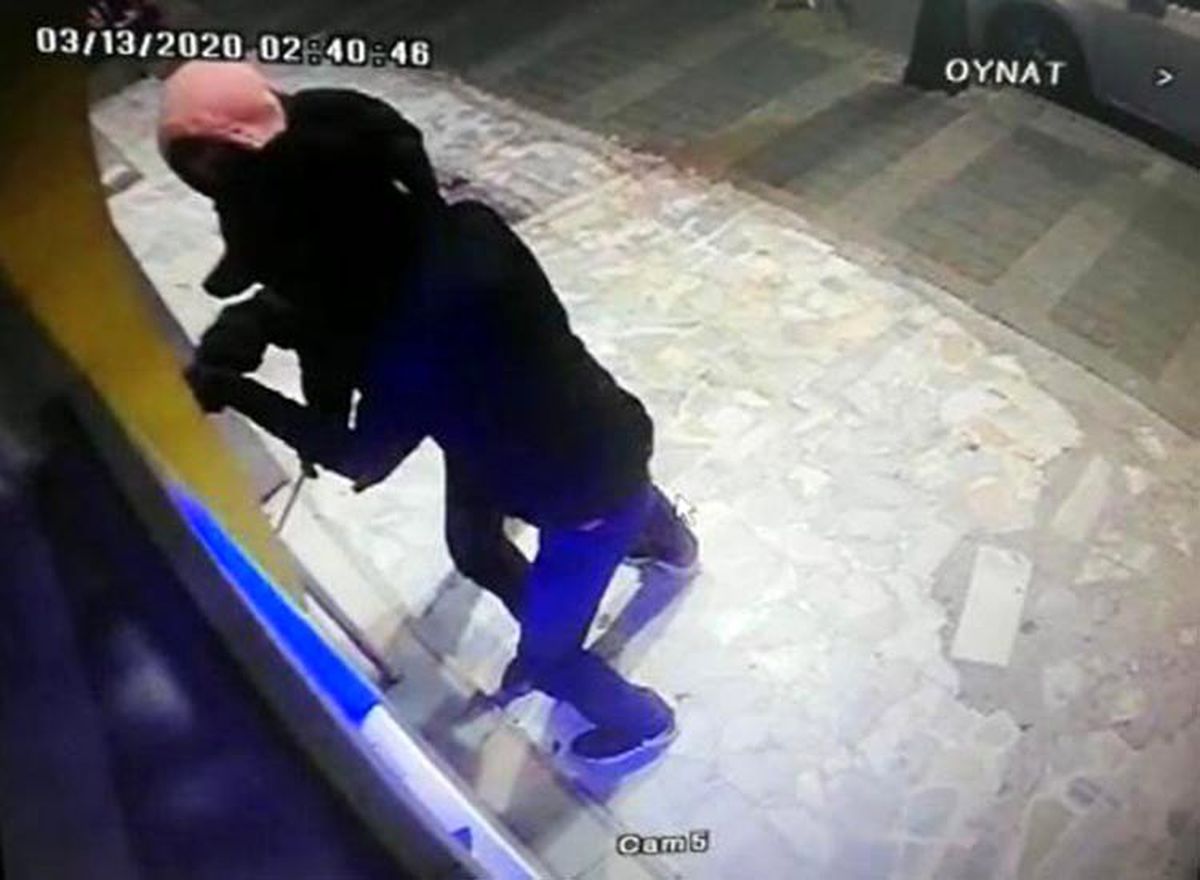 (Özel) Üsküdar\'da maskeli PTT soygunu kamerada