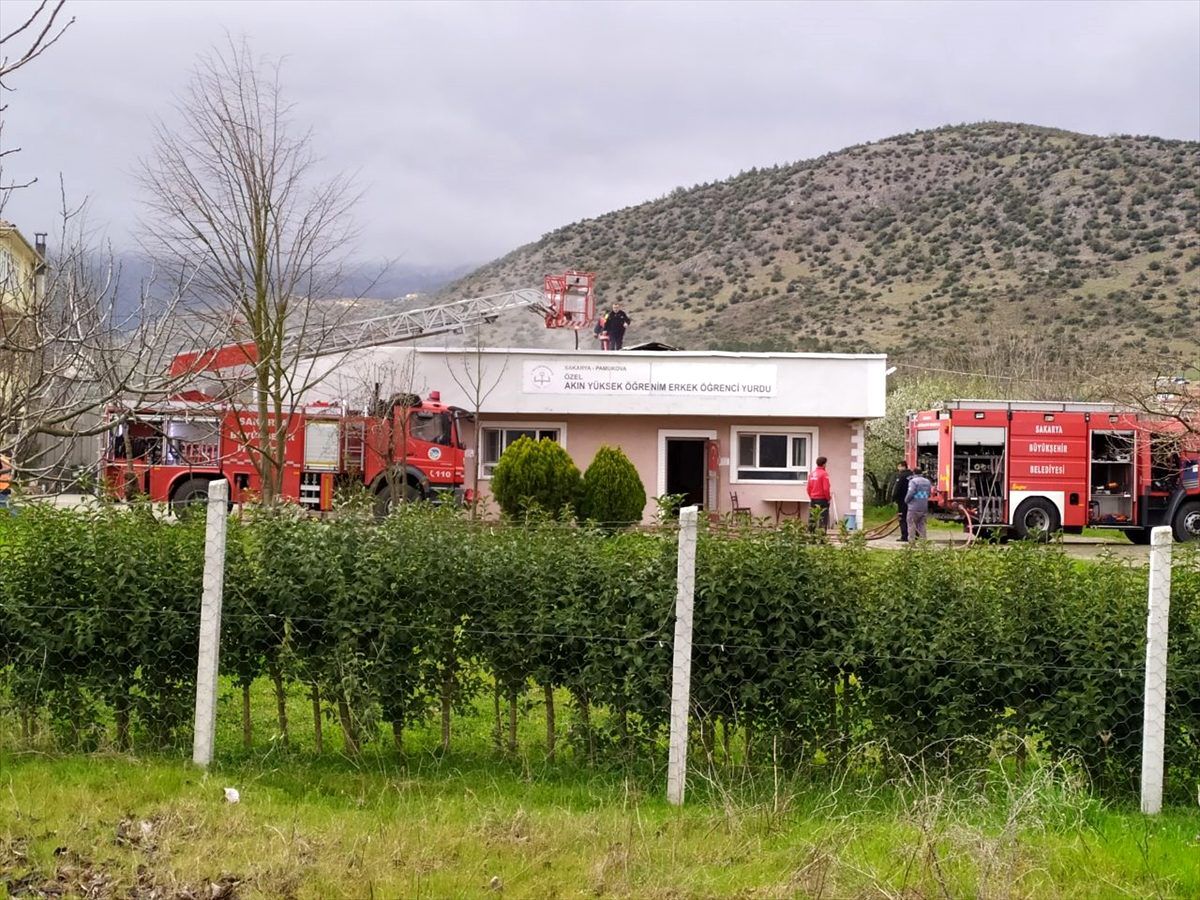 Sakarya\'da erkek öğrenci yurdunun çatısında çıkan yangın söndürüldü