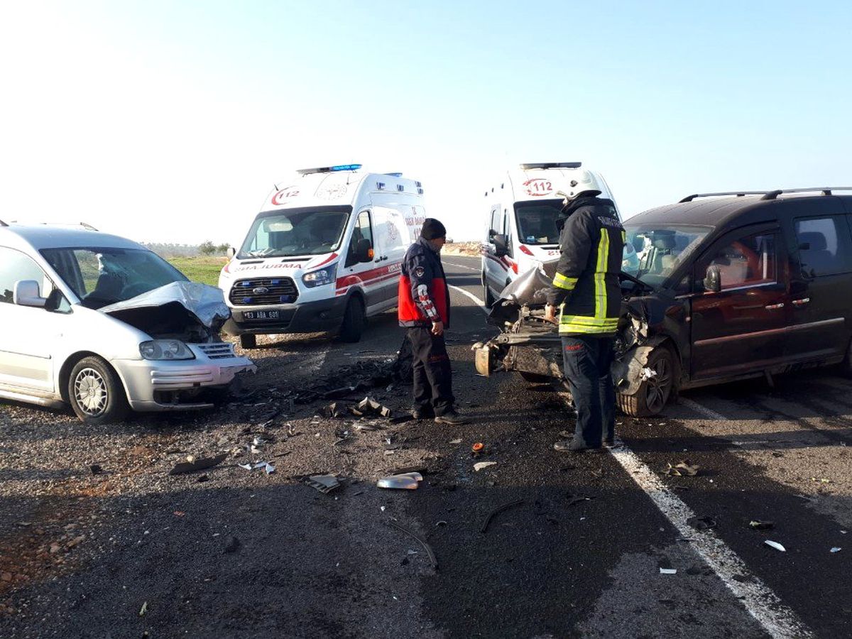Şanlıurfa\'da otomobiller çarpıştı: 6 yaralı