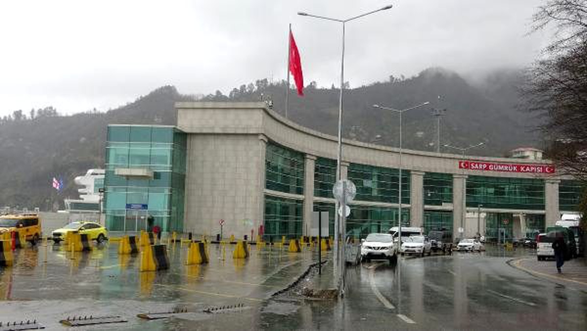 Sarp Sınır Kapısı\'nda 10 kilometrelik TIR kuyruğu