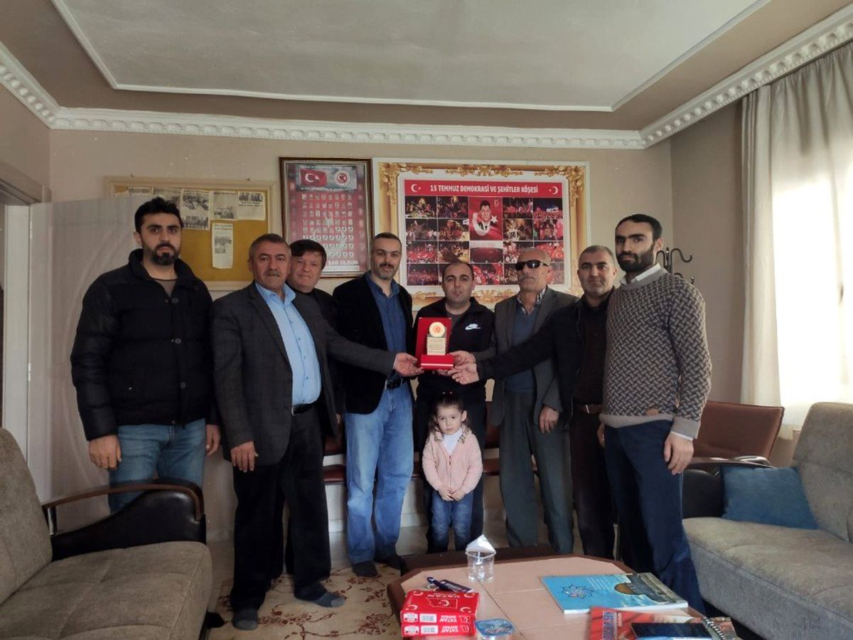 Şehit yakınlarından yazar Özmen\'e plaket