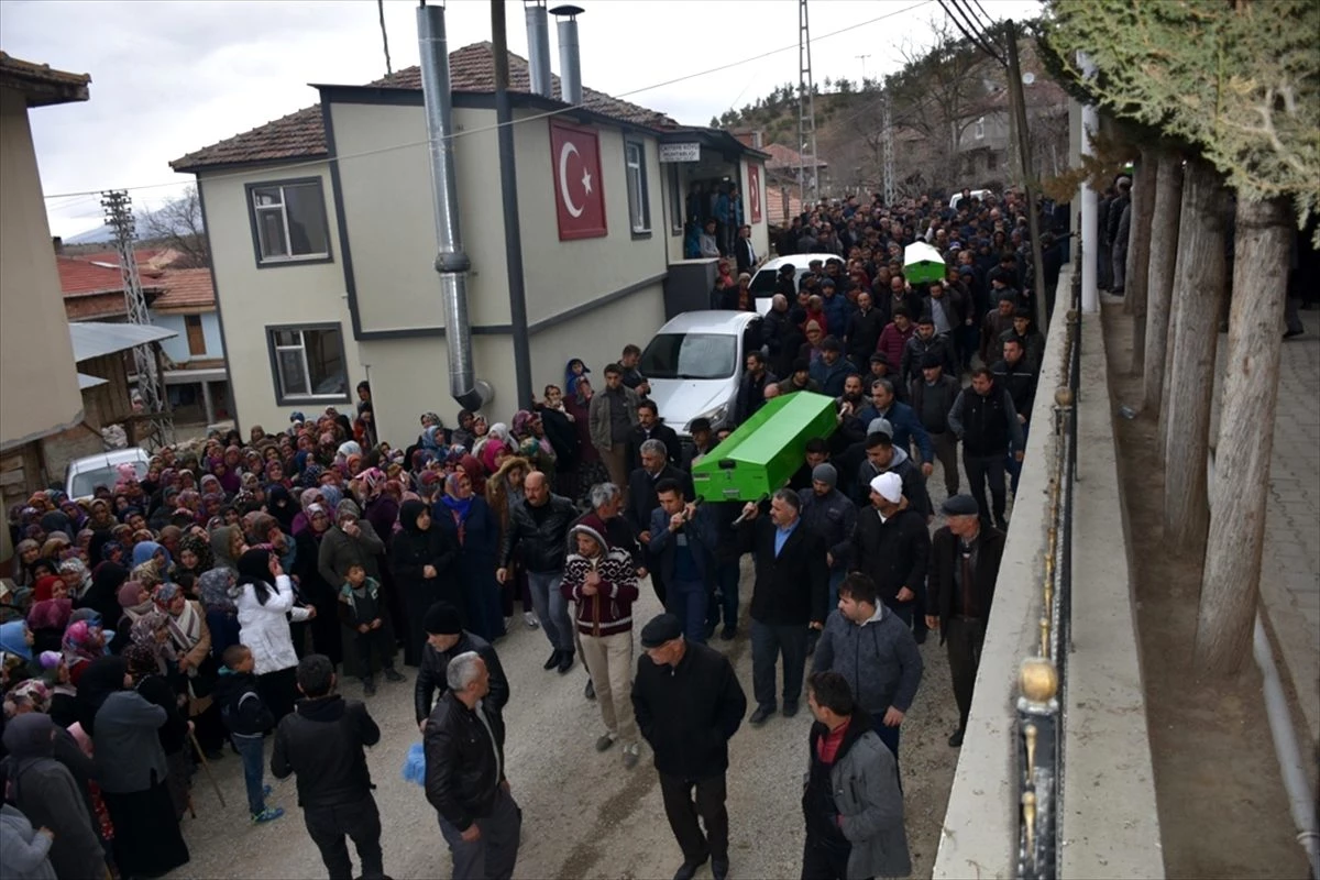 Sinop\'ta trafik kazasında ölen 3\'ü kardeş 4 çocuk toprağa verildi
