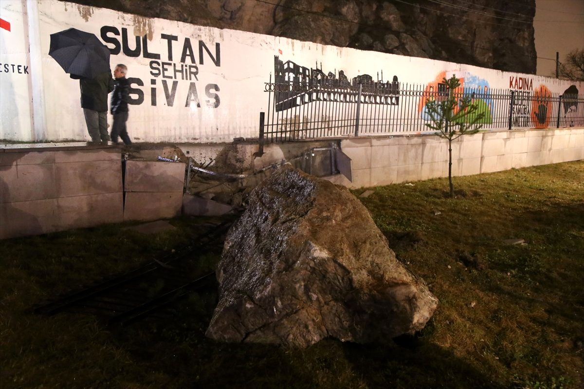 Sivas\'ta yamaçtan düşen kaya parçası resmi kurumun bahçe duvarını yıktı