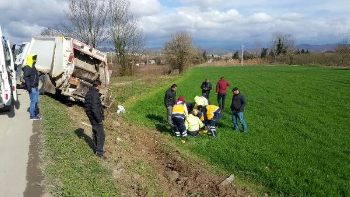 Sürücü kontrolü kaybetti, çöp kamyonu tarlaya girdi: 3 yaralı