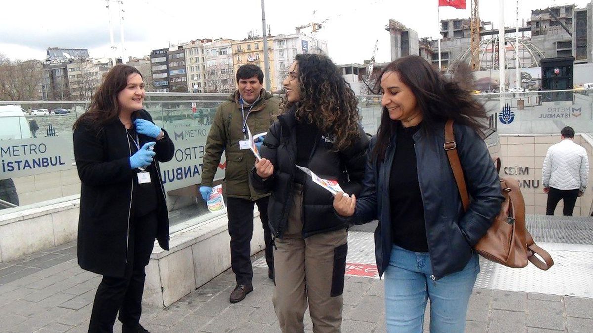 Taksim\'de korona virüs bilgilendirme çalışması