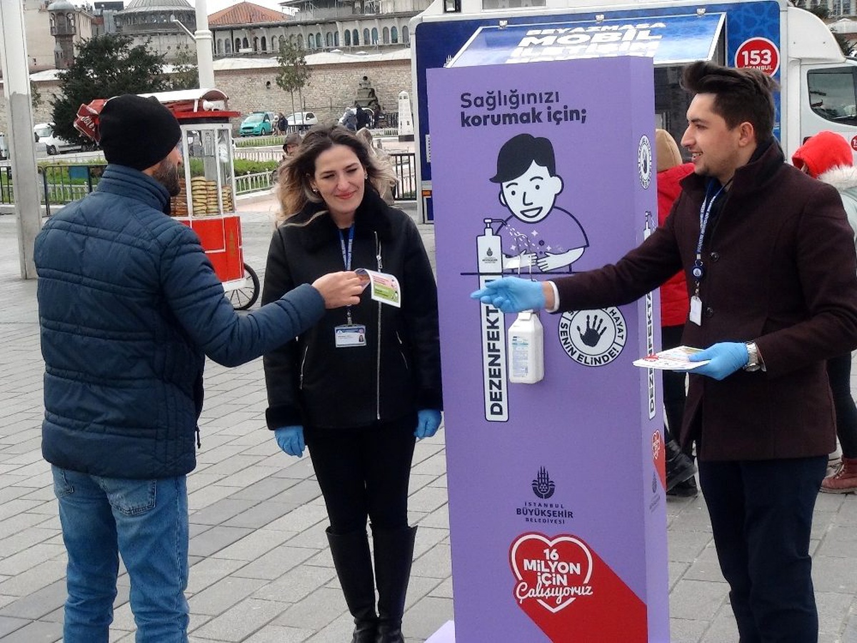 Taksim\'de korona virüs bilgilendirme çalışması