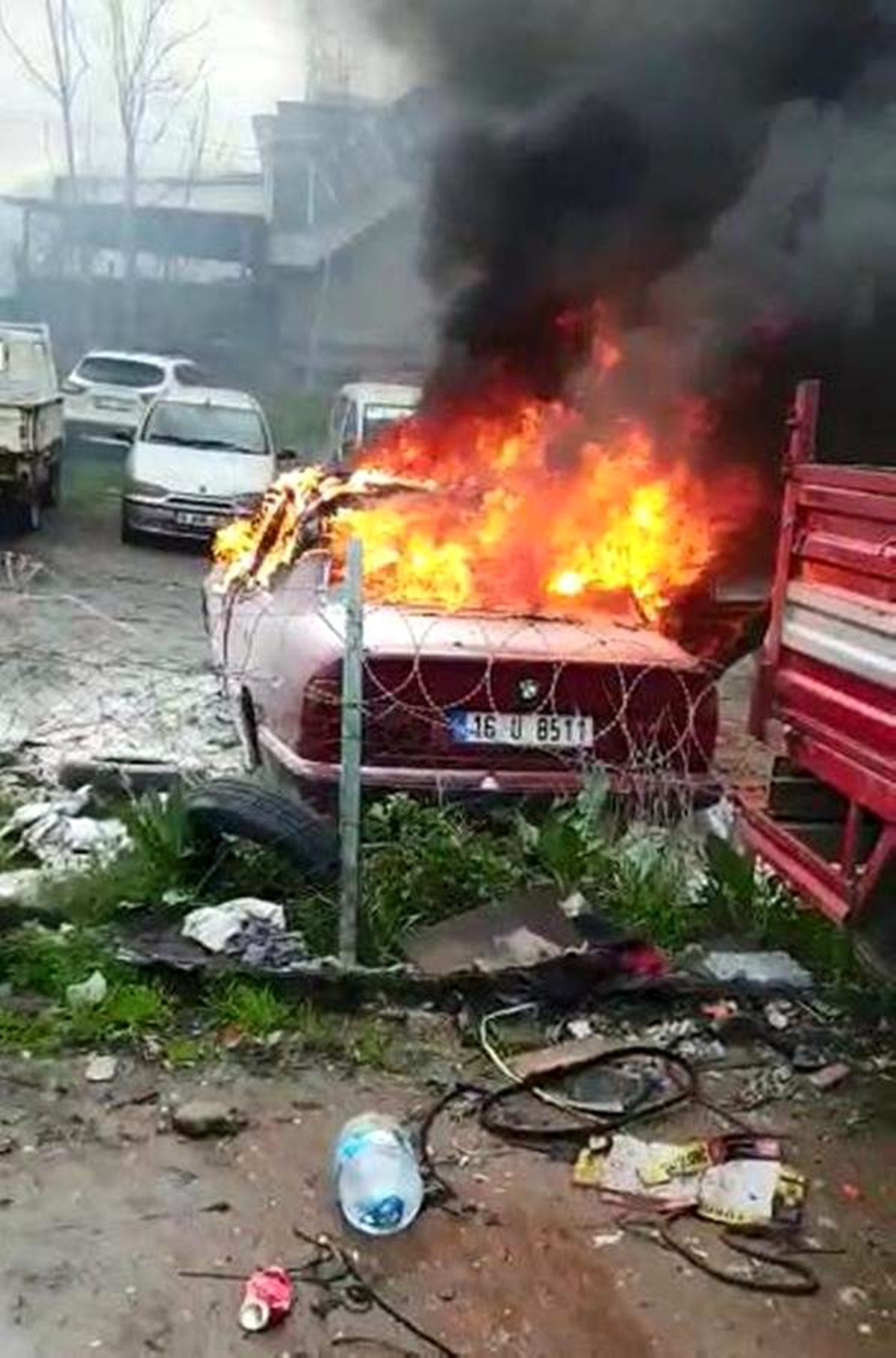 Tamirciye getirilen otomobil alev alev yandı