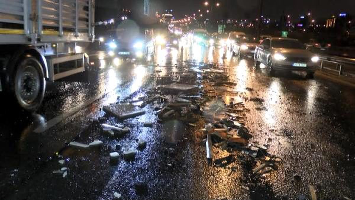 TEM\'de kamyonetten inşaat malzemeleri döküldü, 8 araç hasar gördü