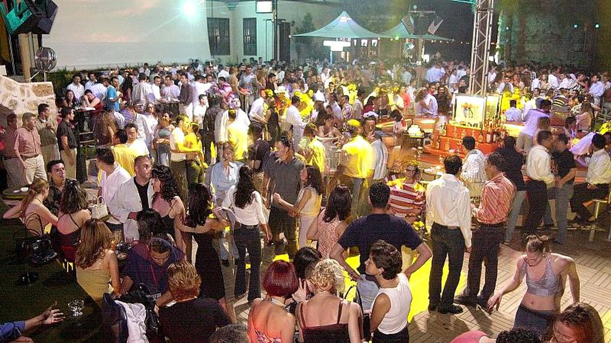 Türkiye\'de koronavirüs tedbirleri kapsamında pavyon, diskotek, bar ve gece kulüpleri kapatıldı