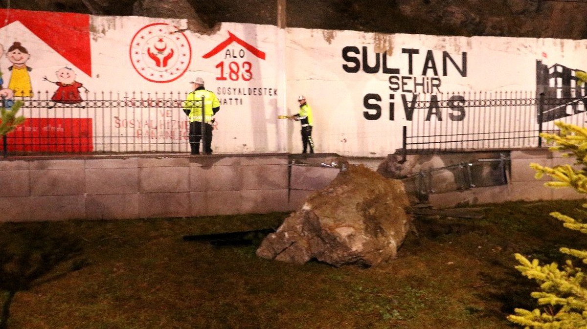 Yamaçtan kopan kaya parçası il müdürlüğünün bahçesine düştü