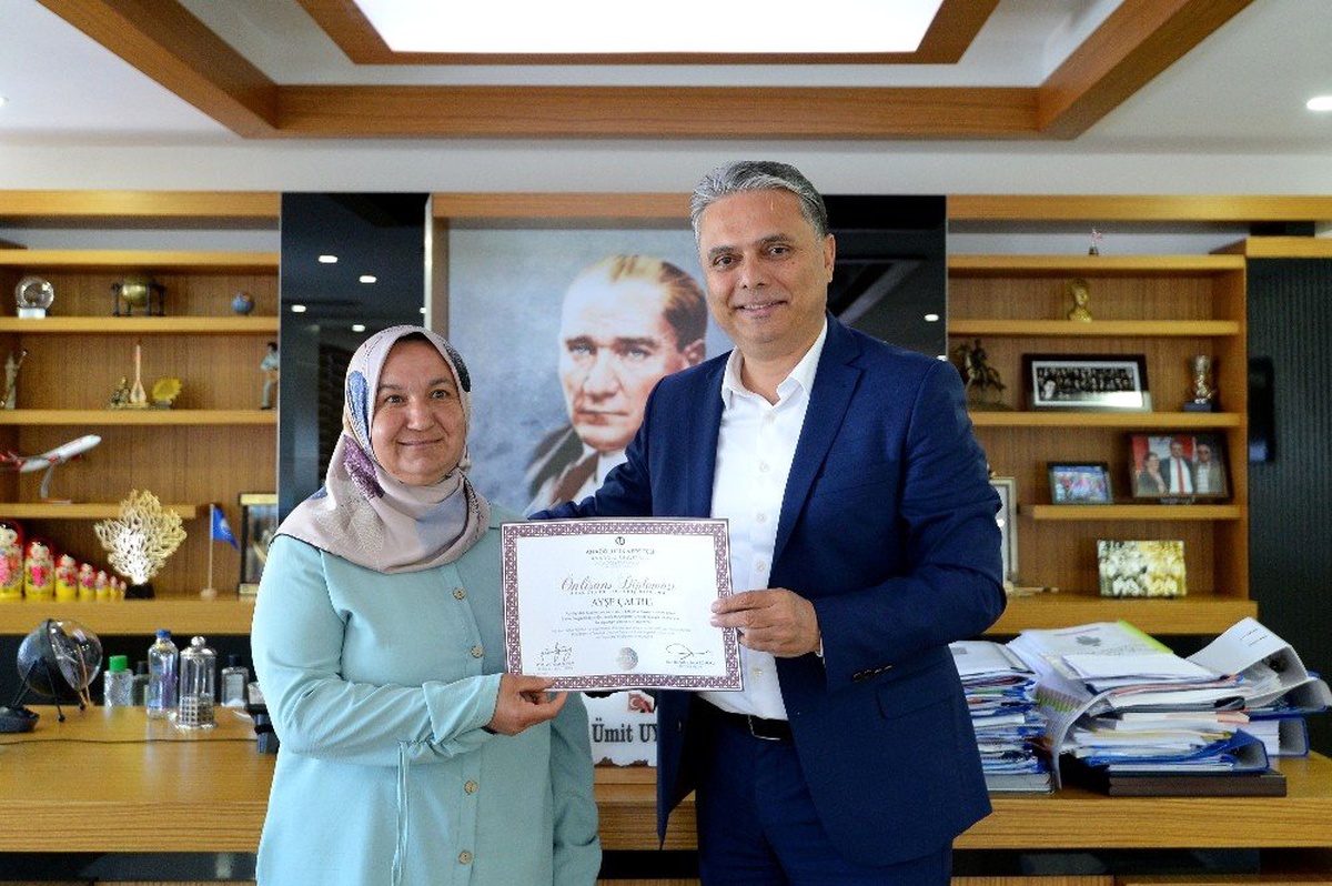 46 yaşında 4 çocuk bakarak üniversiteden mezun oldu
