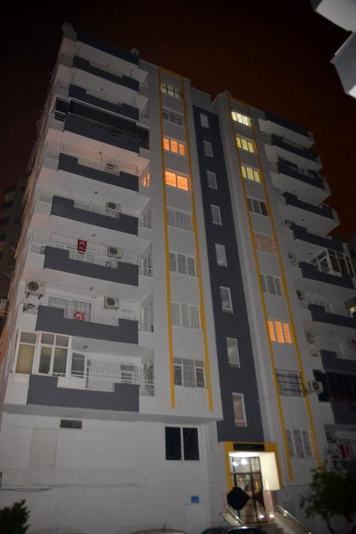 5\'inci kattan düşen genç kadın, ağır yaralandı