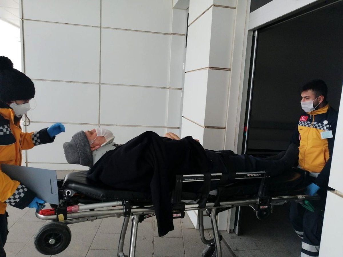 Aksaray\'da otomobil şarampole devrildi: 3 yaralı