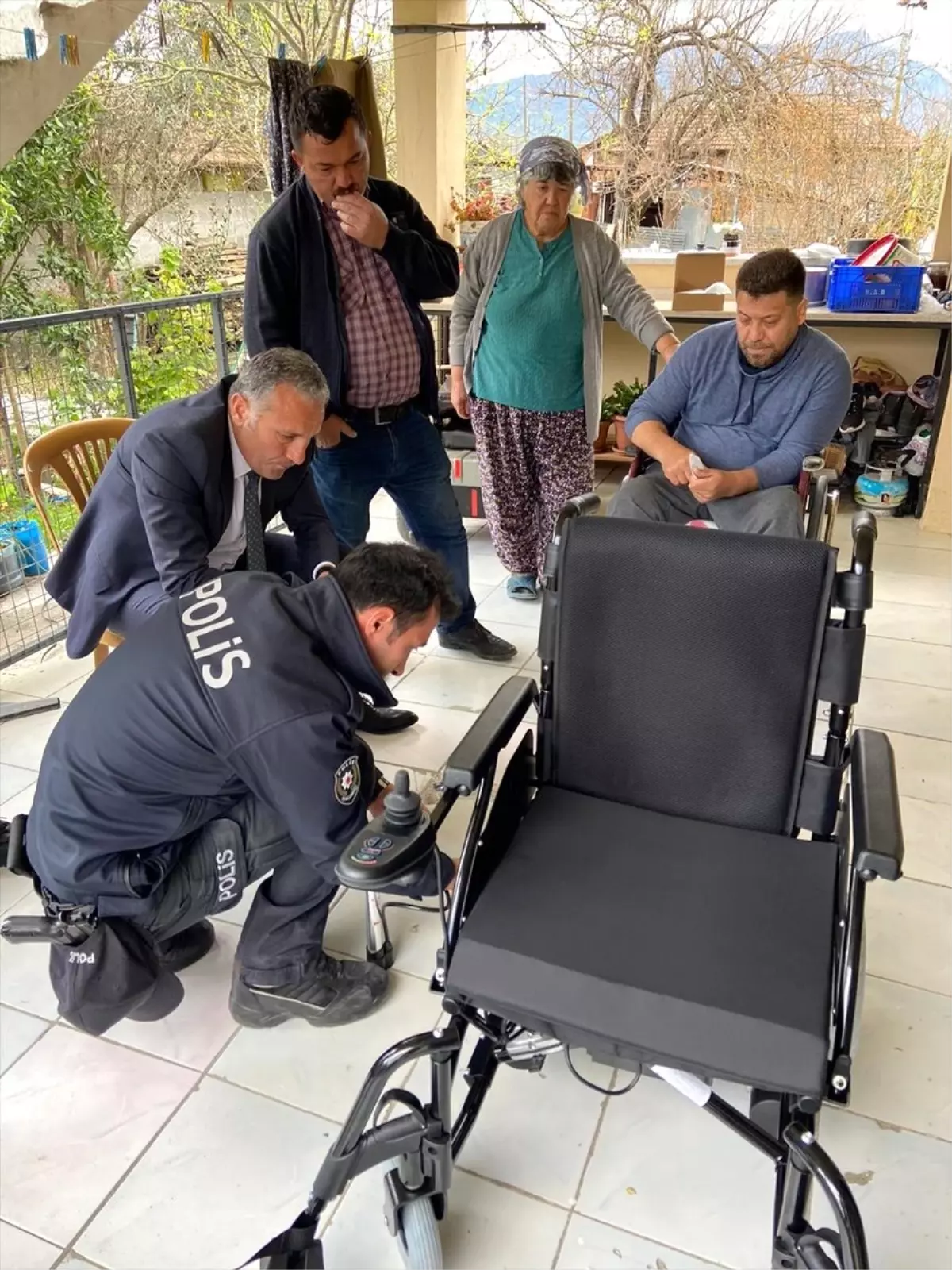 Akülü tekerlekli sandalye hayalini polisler gerçekleştirdi