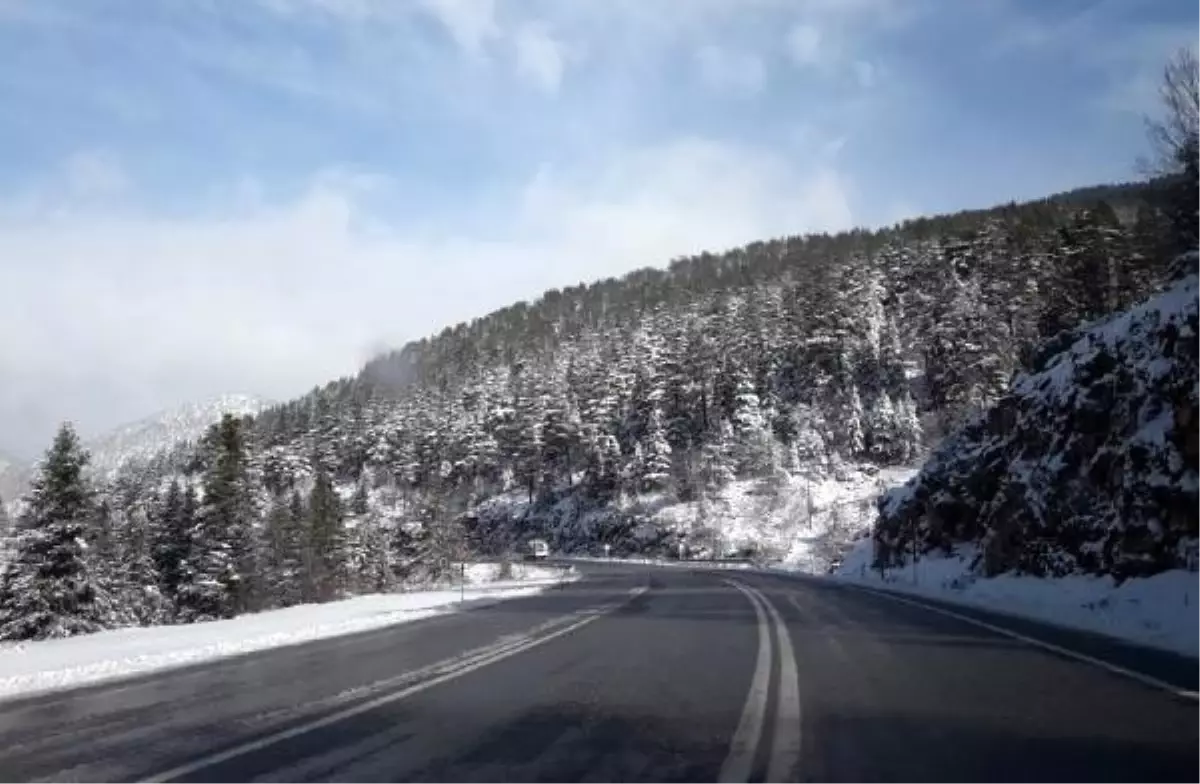 Antalya-Konya yolunda kar yağışı ulaşımı aksattı