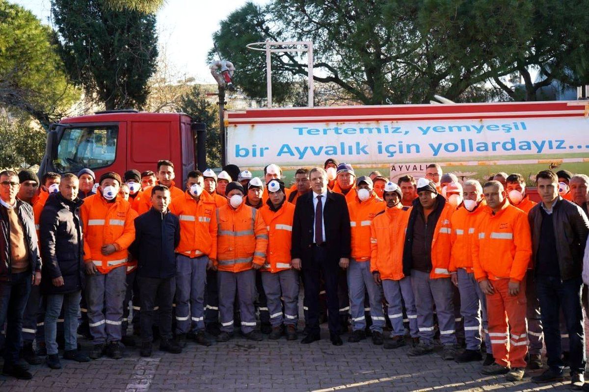 Ayvalık\'ta Mesut Ergin ilaçlama ekipleriyle bir araya geldi