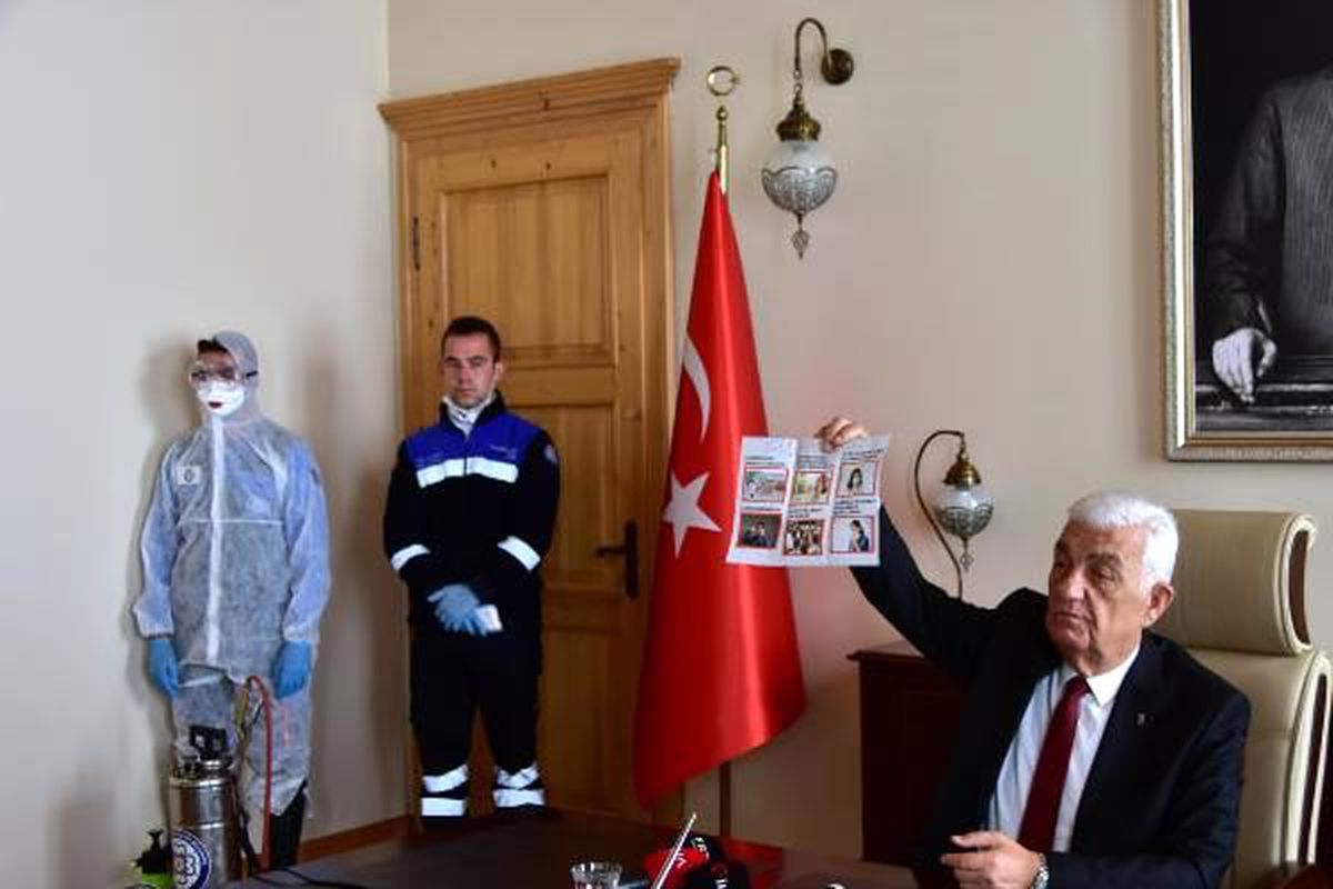 Başkan ve gazeteciler ateşleri ölçülüp, dezenfeksiyon sonrası salona alındı