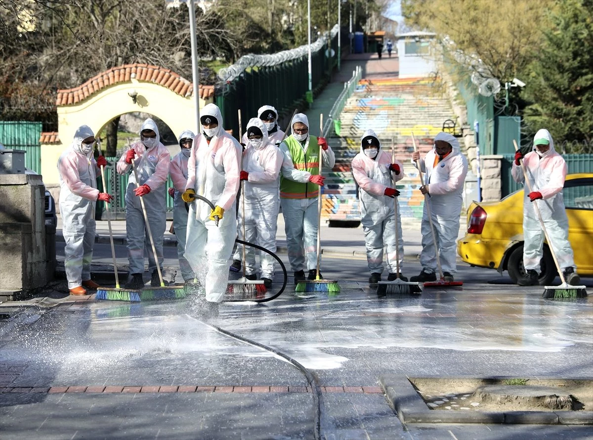 Başkentte koronavirüse karşı park ve caddeler dezenfekte edildi