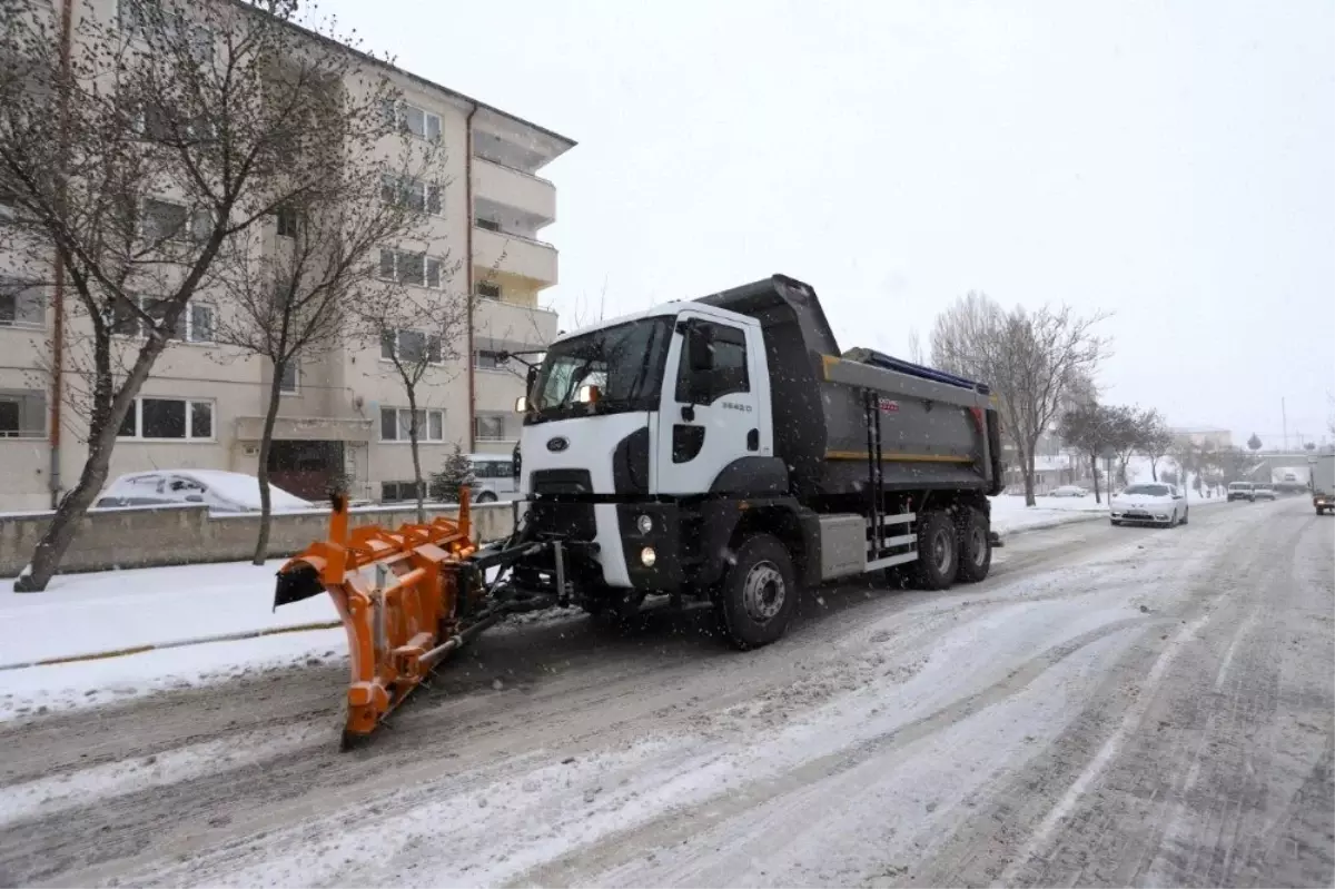 Belediye ekipleri karla mücadele çalışmalarını sürdürüyor