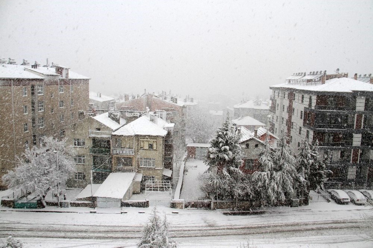 Beyşehir\'de kar yağışı ilçeyi beyaza bürüdü