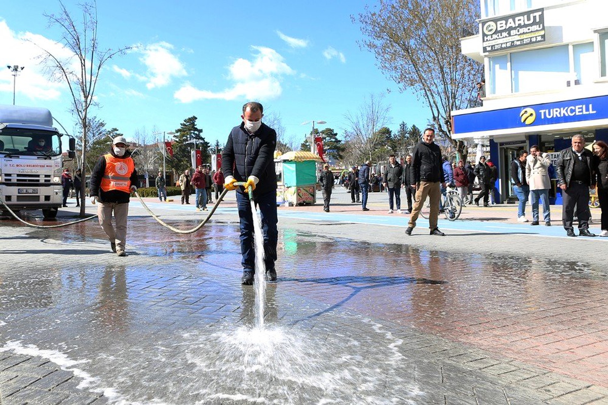 Bolu\'nun en işlek caddesi korona virüse karşı dezenfekte edildi