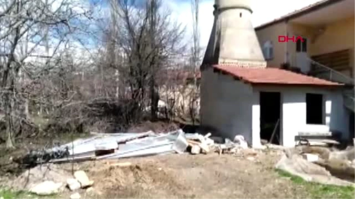 BURDUR Fırtınada cami minaresi yıkıldı, ağaçlar devrildi