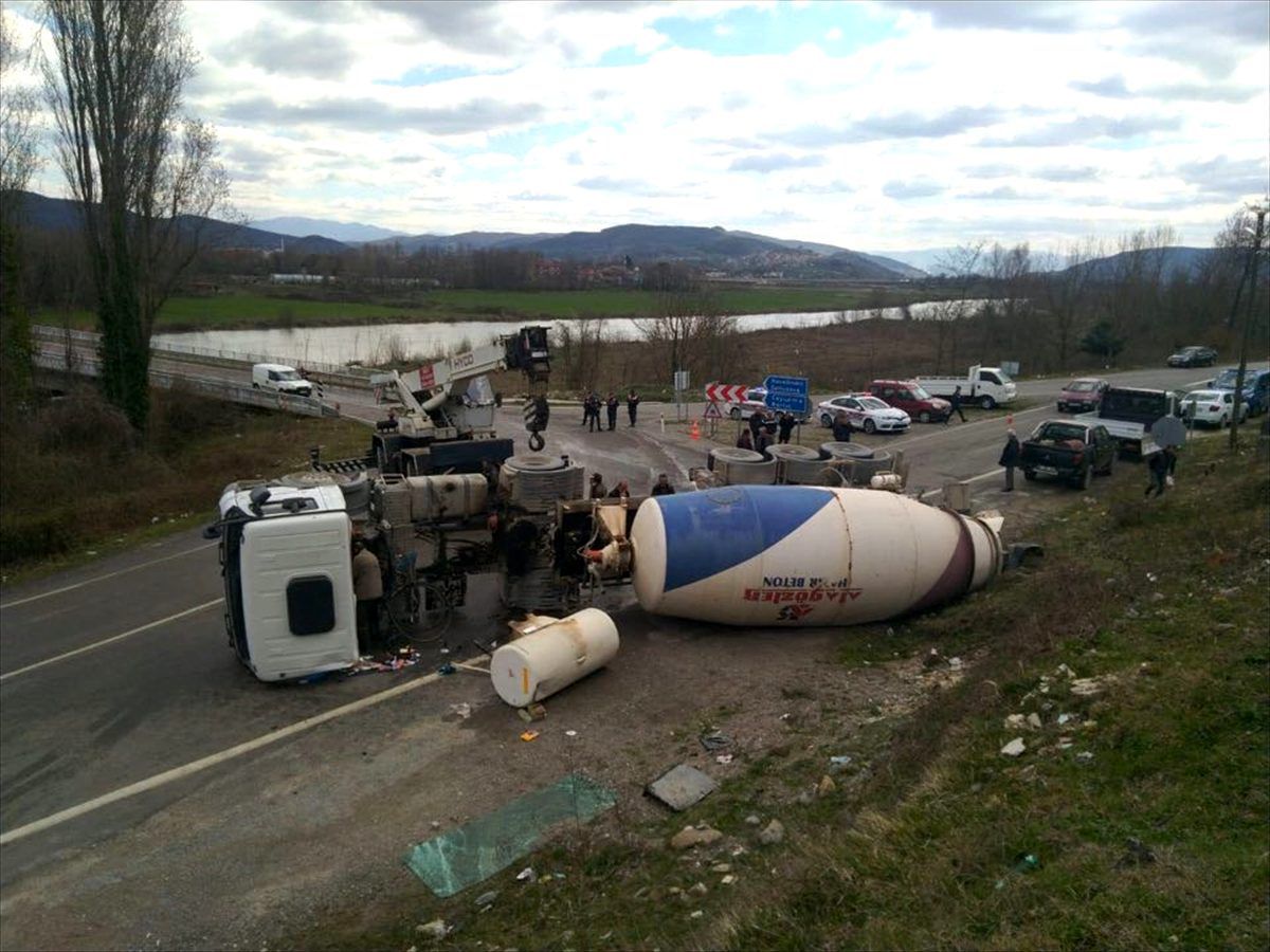 Çaycuma\'da beton mikser devrildi: 2 yaralı