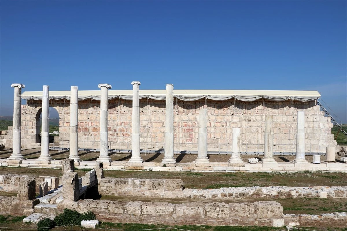 Denizli\'deki Laodikya Antik Kenti\'nde 1750 yıllık freskli travertenler ayağa kaldırıldı