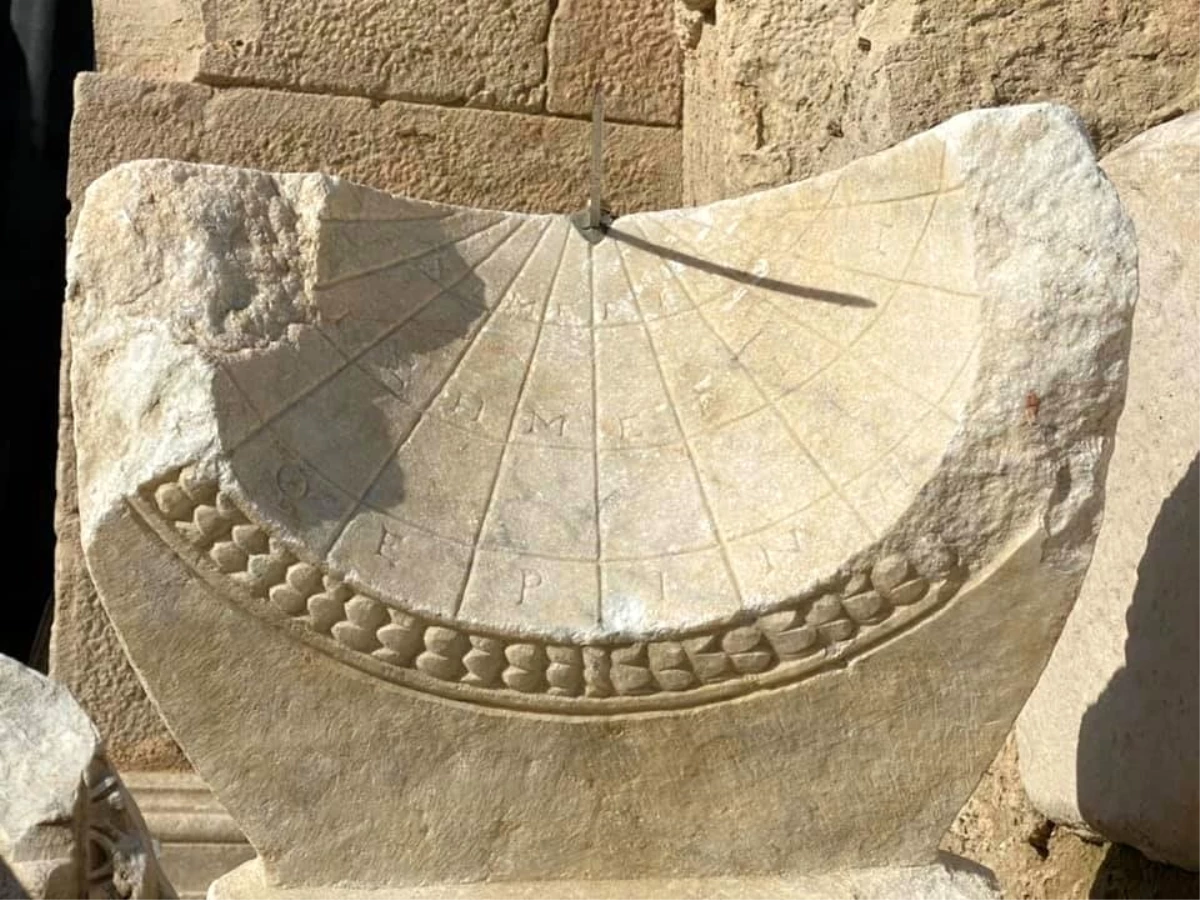 Denizli Leodikya\'da 2 bin yıllık güneş saati bulundu