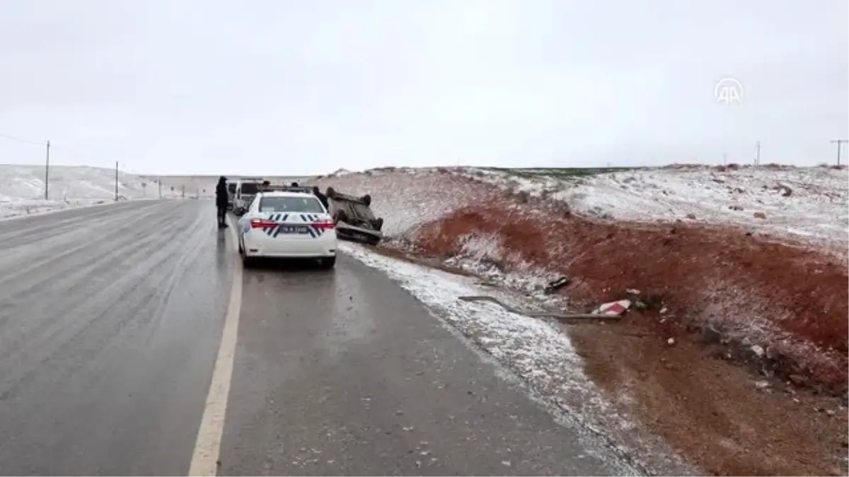 Devrilen otomobilin sürücüsü yaralandı