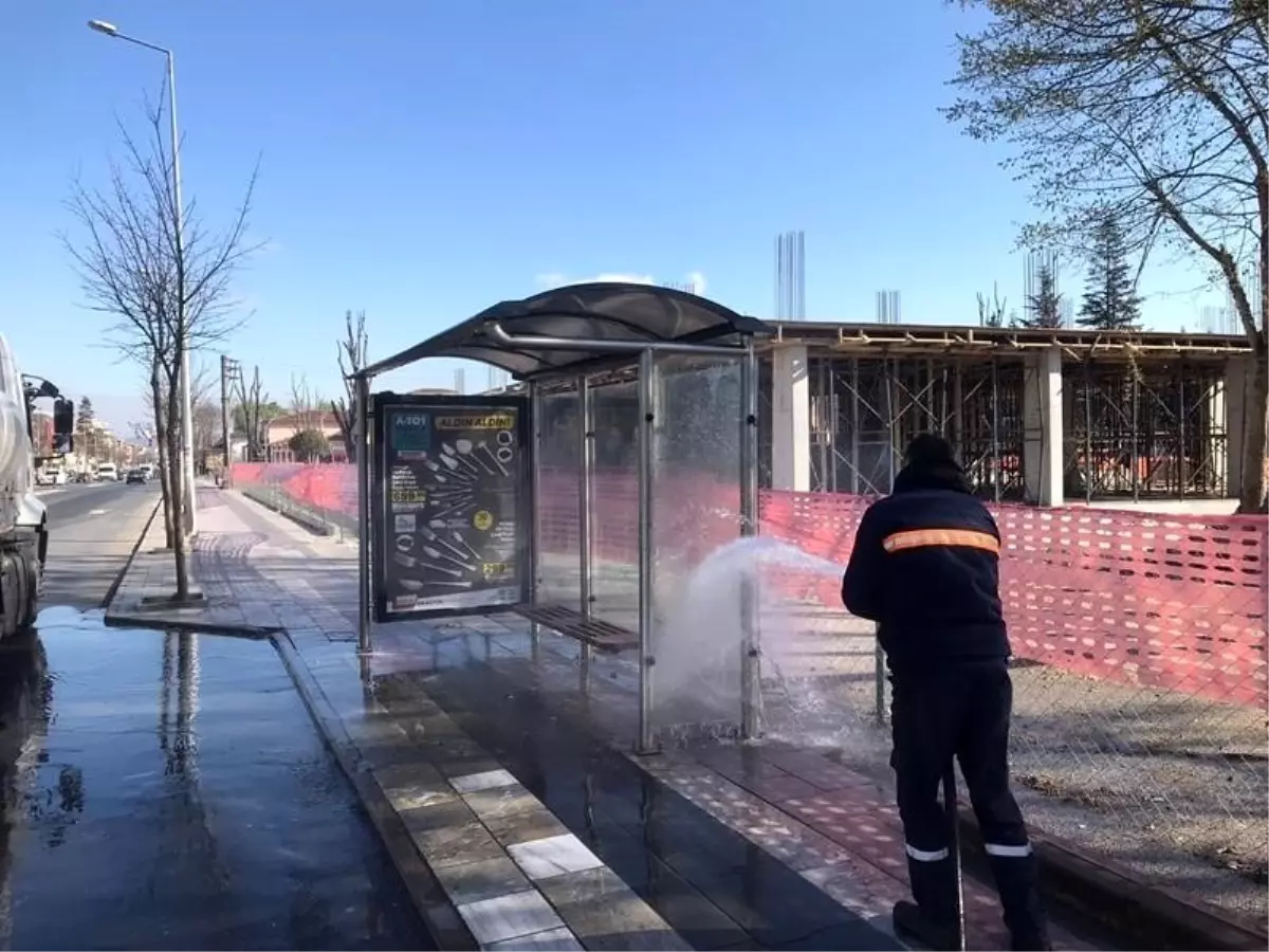 Düzce Belediyesi otobüs durakları temizlendi