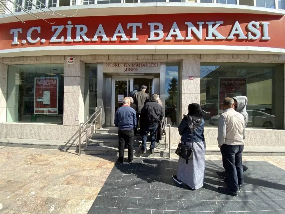 Düzce\'de bankalar virüs tedbirleri kapsamında tek tek müşteri alıyor