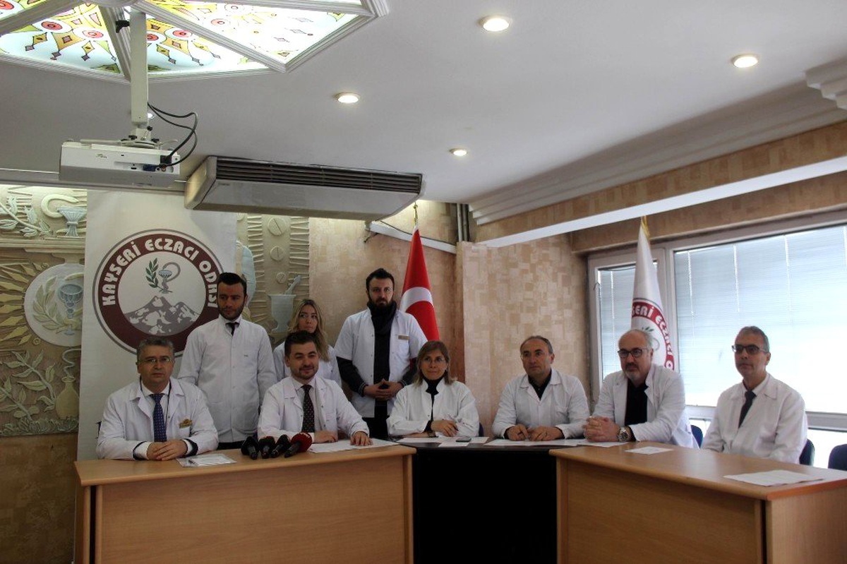 Eczacılar Odası Başkanı Akın: "Maske, dezenfektan, eldiven gibi malzemelerin fahiş...