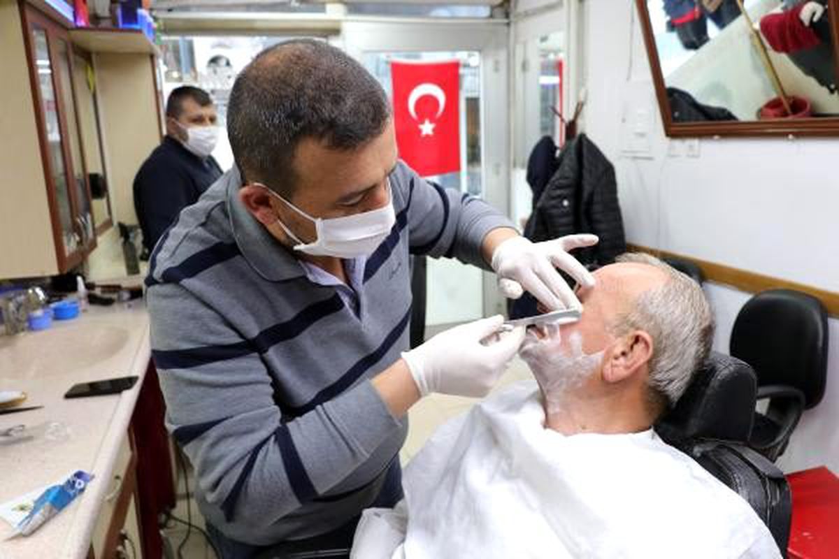 Edirne\'de berberlerden maske ve eldivenli tıraş