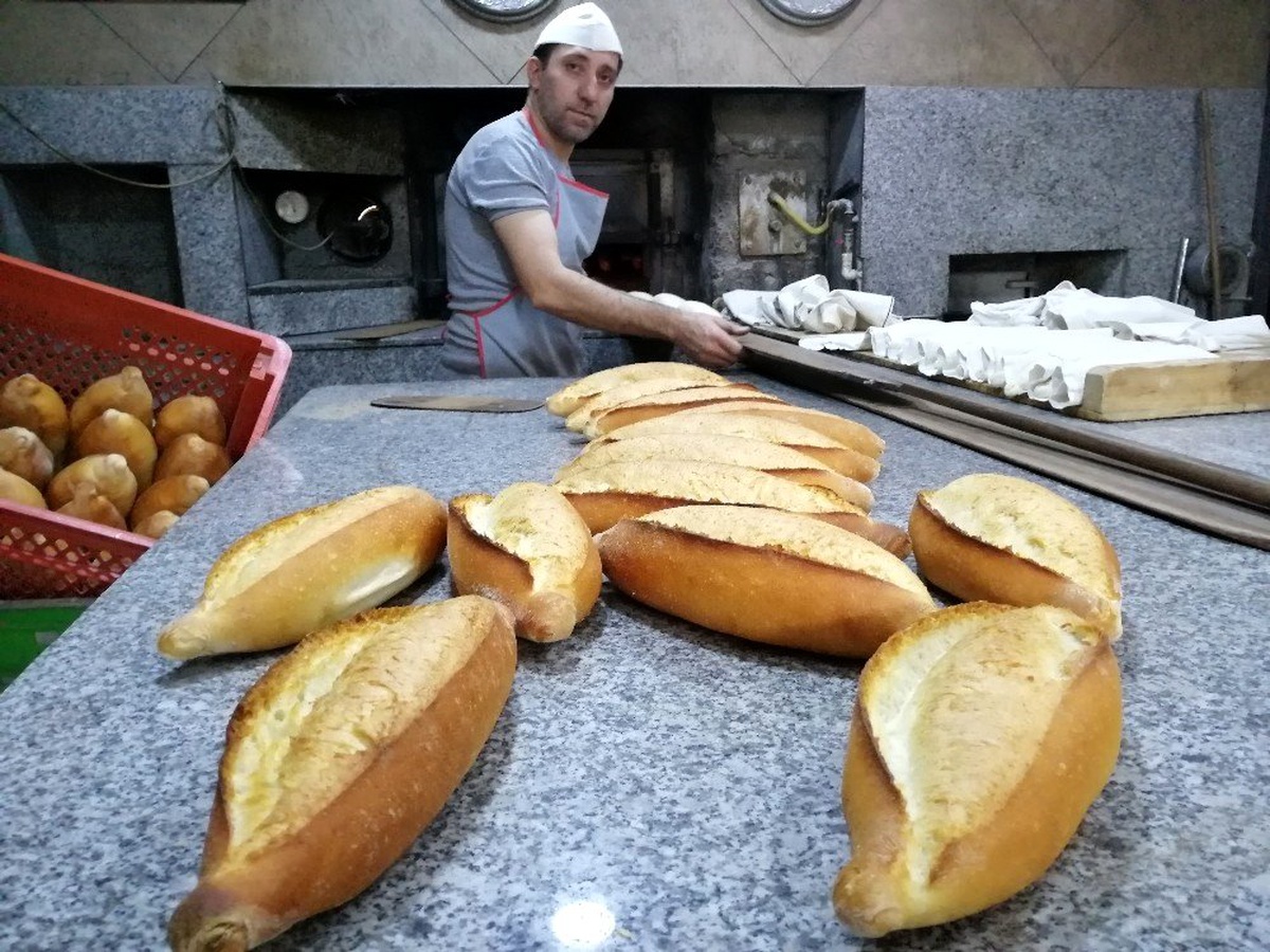 Ekmek satışına \'korona\' önlemi: "Ekmeği elinizle değil, gözünüzle seçin"