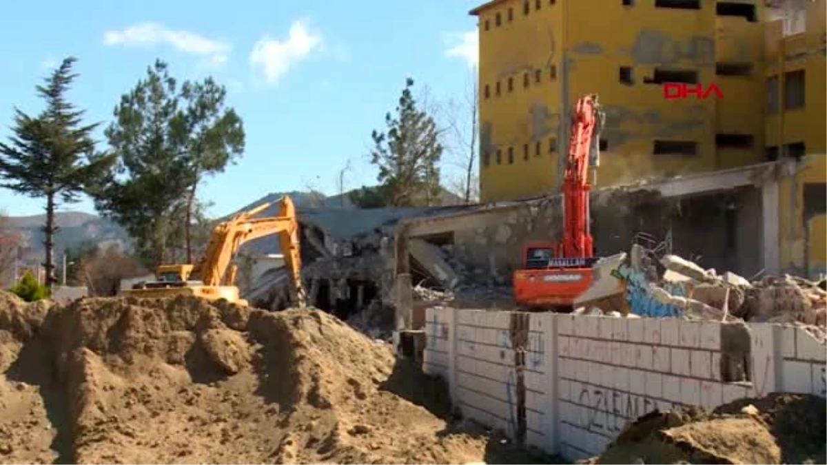FETÖ\'ye ait metruk bina yıkılıyor