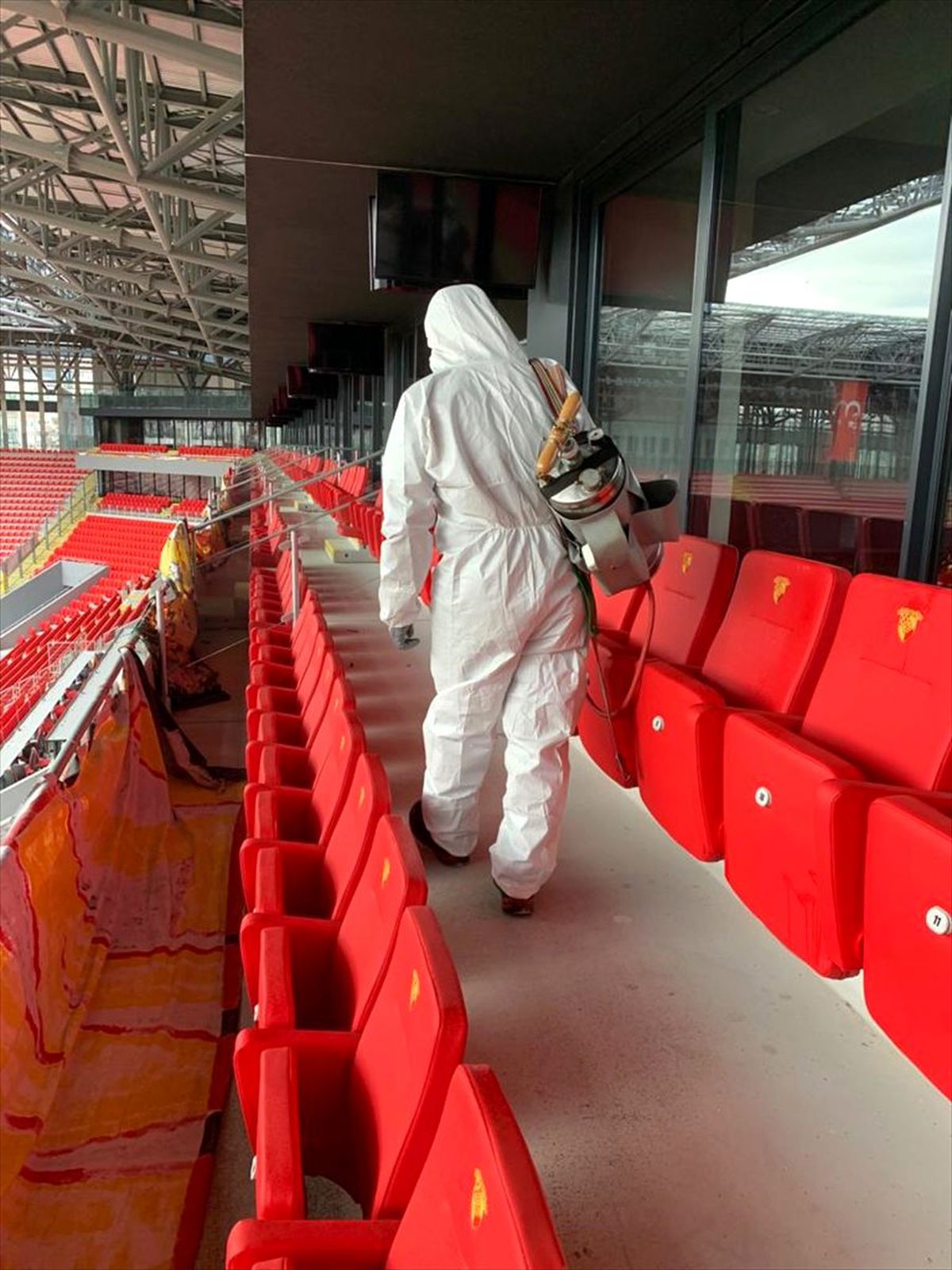 Gürsel Aksel Stadı dezenfekte edildi
