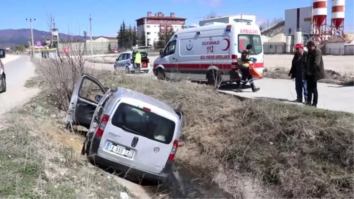 Hafif ticari araç su kanalına devrildi: 3 yaralı - BOLU