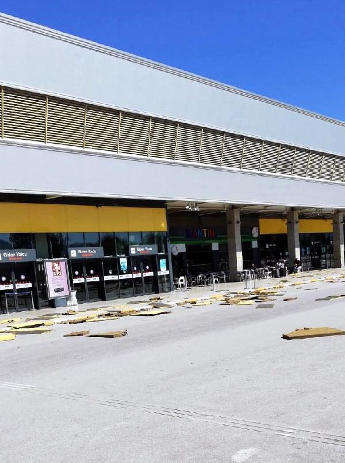 Havalimanı terminalinin çatısından parçalar, şiddetli rüzgarda koptu