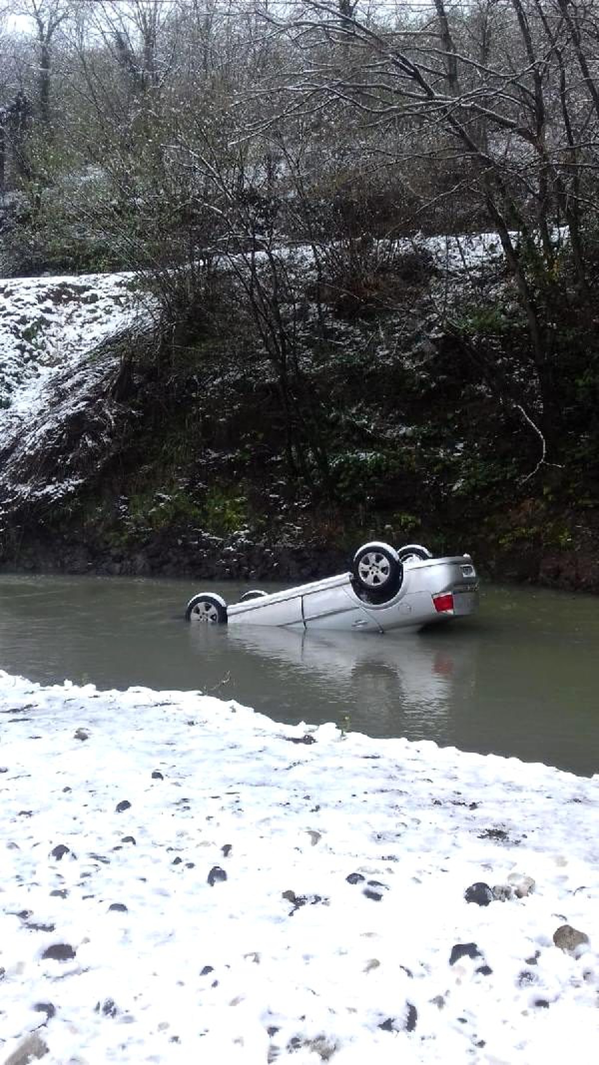 Irmağa yuvarlanan otomobilin sürücüsü öldü