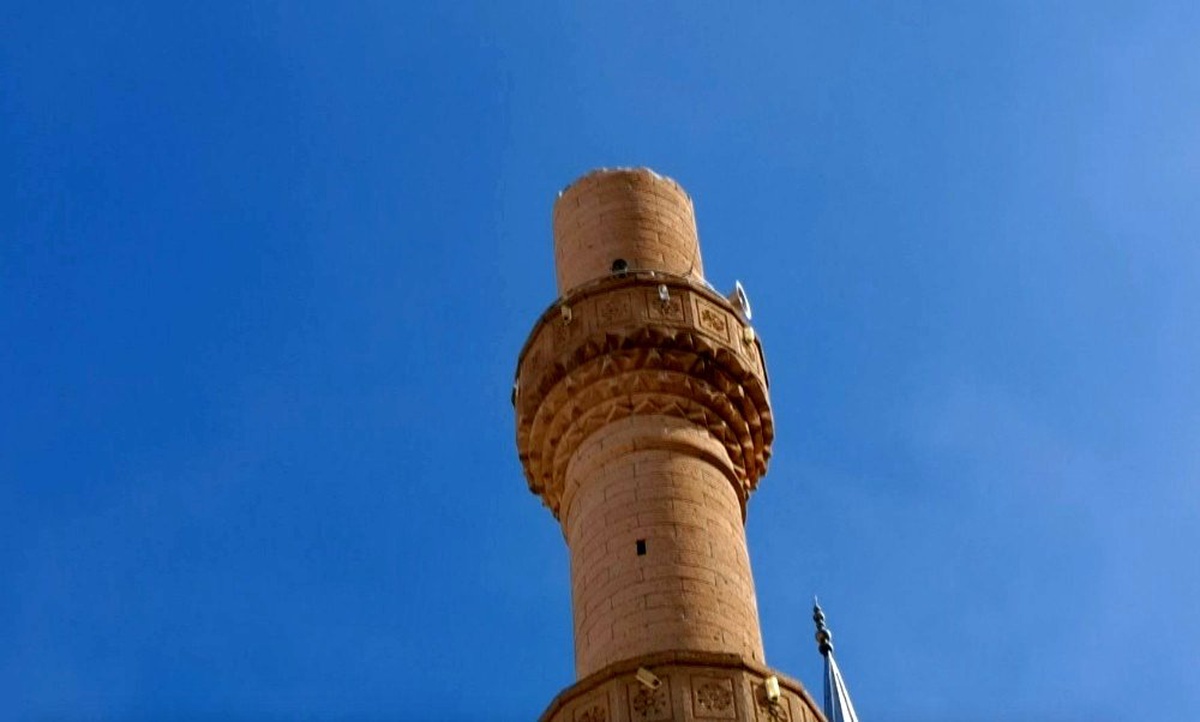 Isparta\'da şiddetli fırtına minarenin alemini uçurdu