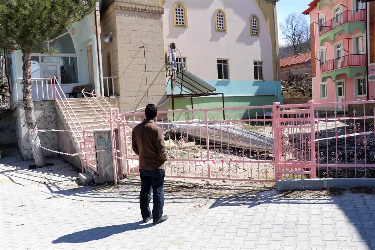 Isparta\'da şiddetli rüzgar cami ve evlerde hasara neden oldu