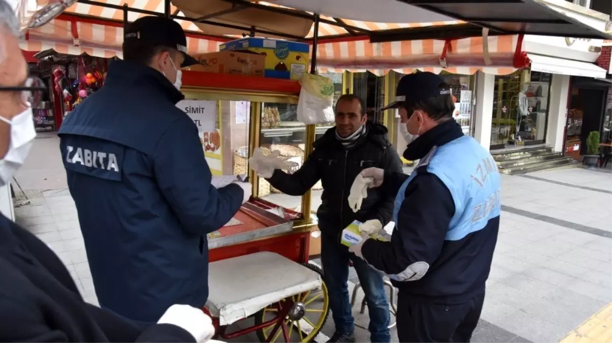 İzmitli simitçilere maske ve eldiven dağıtıldı