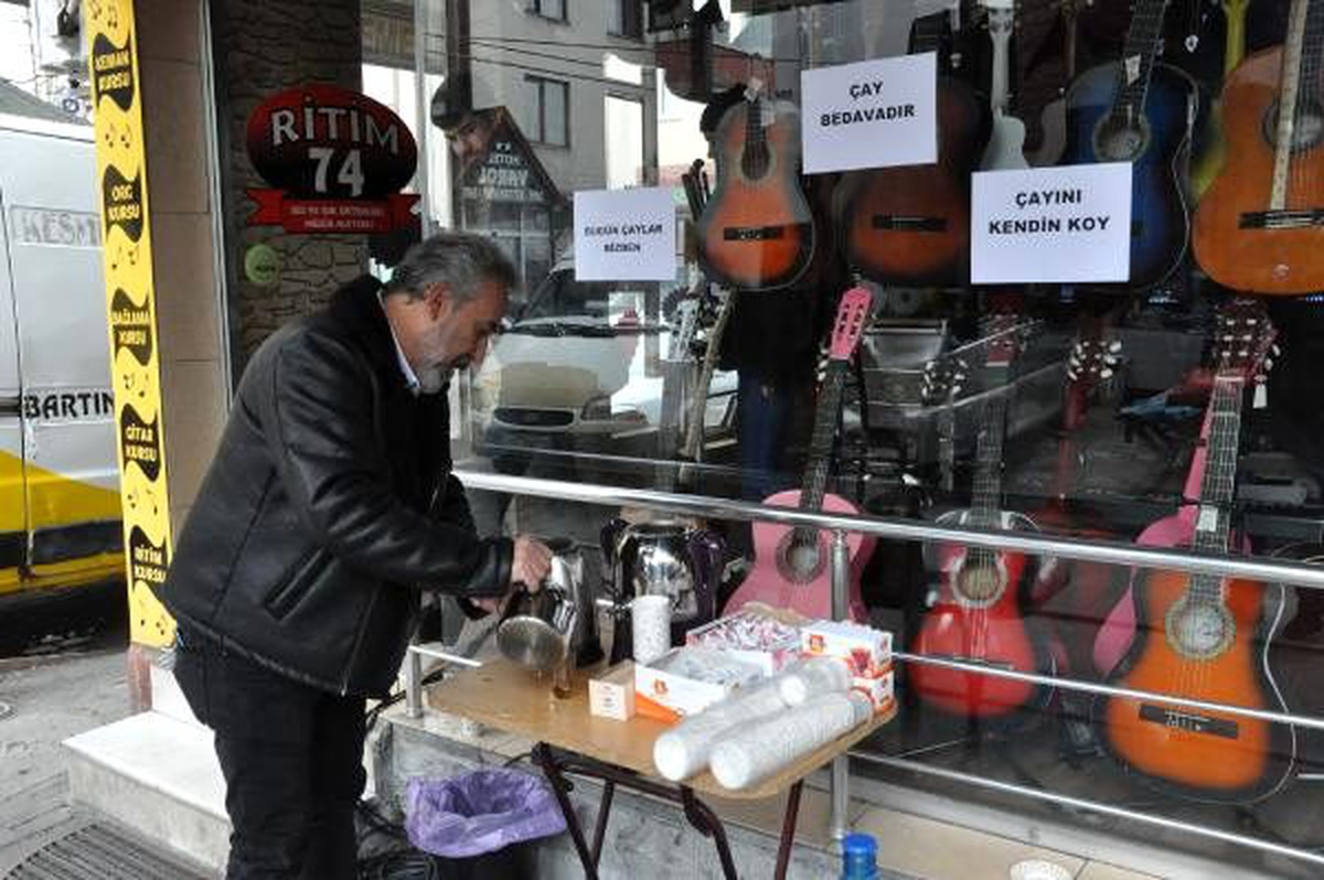 Kahvehaneler kapanınca ücretsiz çay ikramında bulundu
